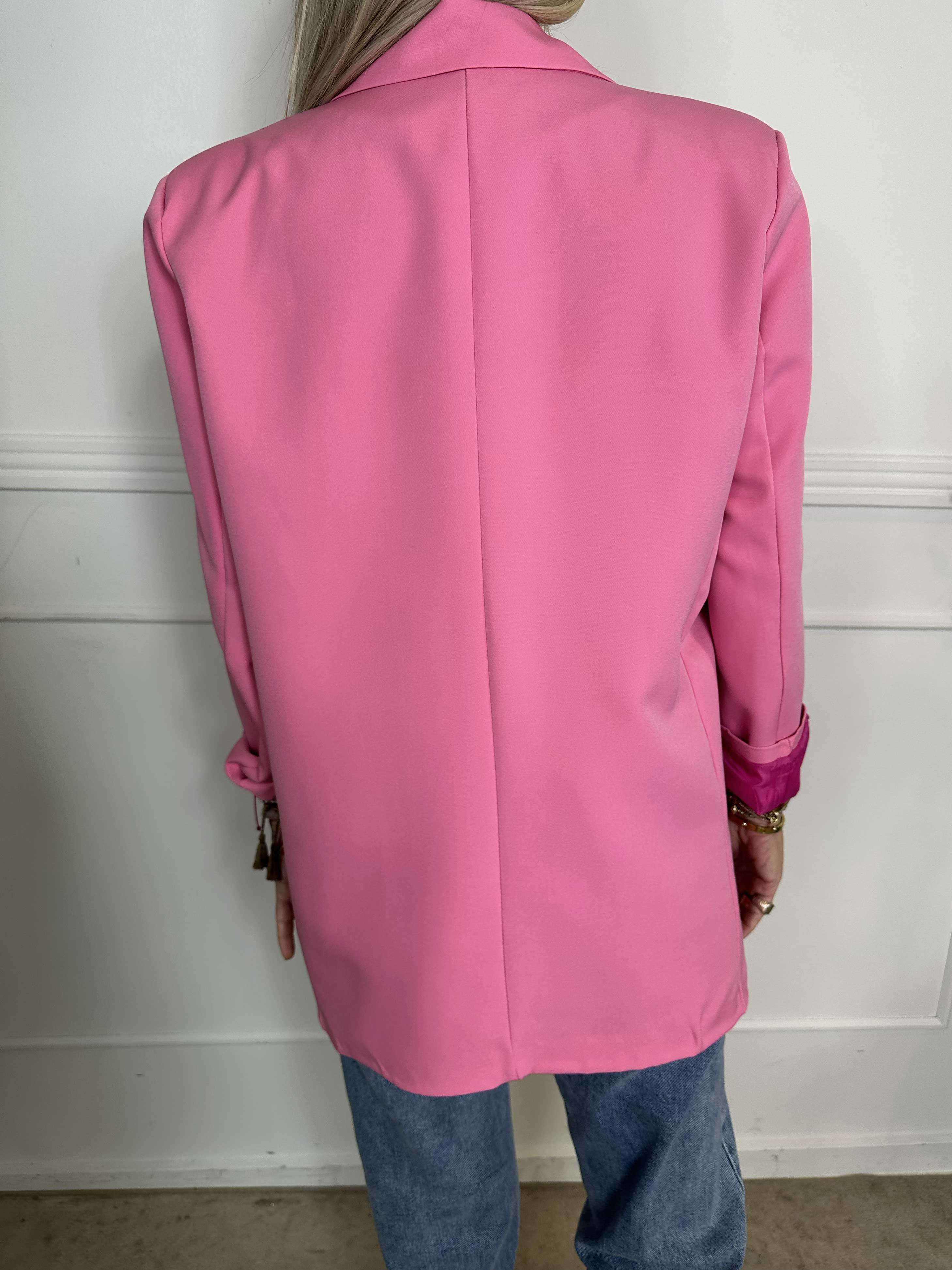 Kaisa - Farvet stilren blazer med knapper